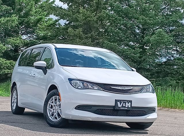 2023 Chrysler Voyager LX's photo