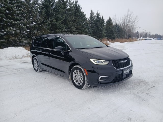 2026 Chrysler Pacifica Select's photo