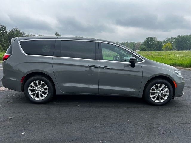 2025 Chrysler Pacifica photo 2