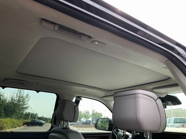 2023 Jeep Grand Wagoneer II photo 4