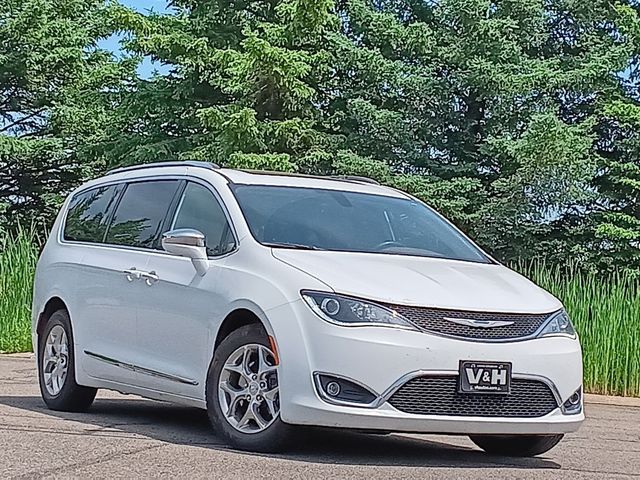 2018 Chrysler Pacifica Limited's photo