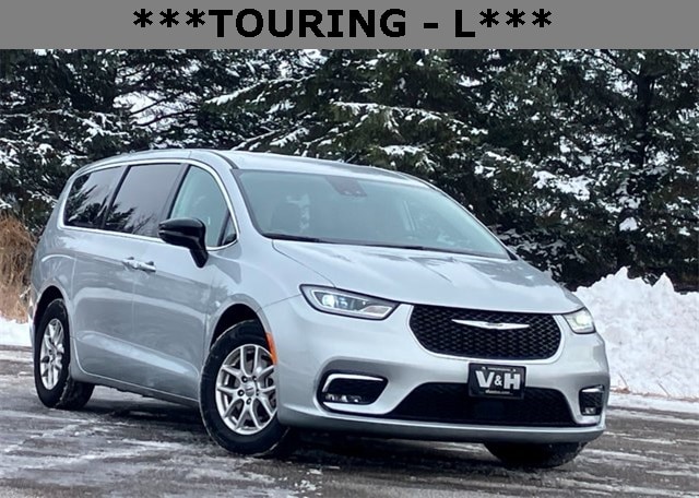 2024 Chrysler Pacifica Touring L's photo