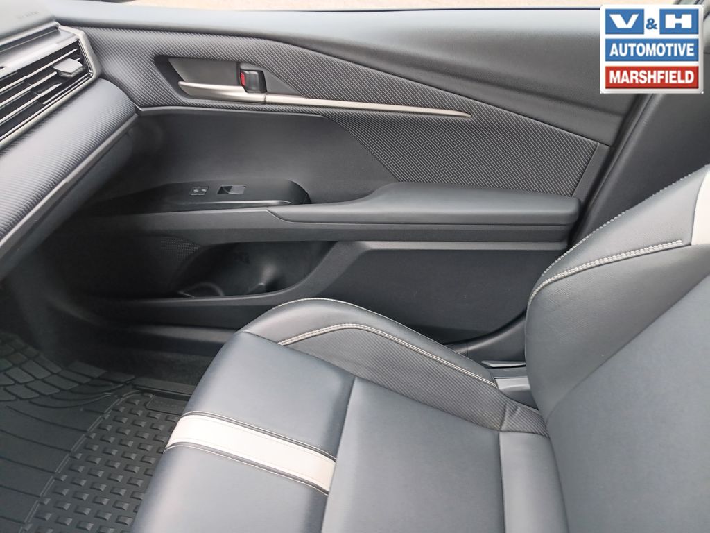 2025 Toyota Camry SE - Photo 11