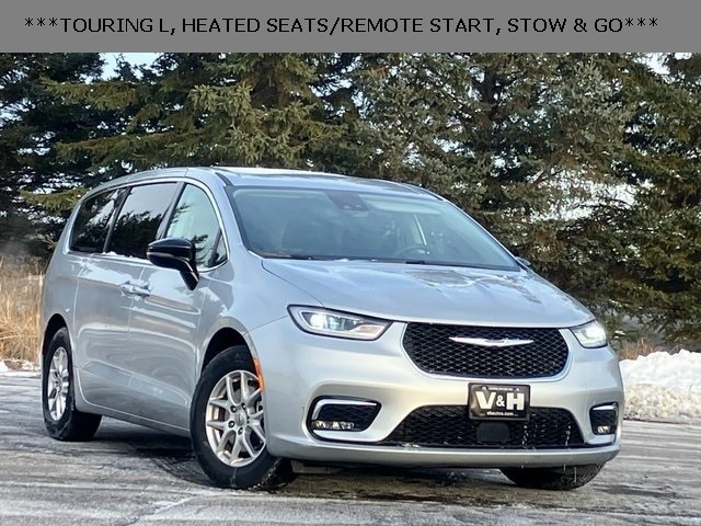 2024 Chrysler Pacifica Touring L's photo