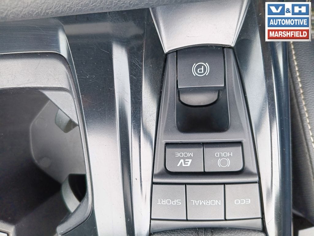 2025 Toyota Camry SE - Photo 13