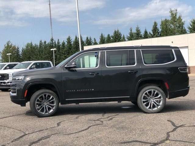 2023 Jeep Grand Wagoneer II photo 3