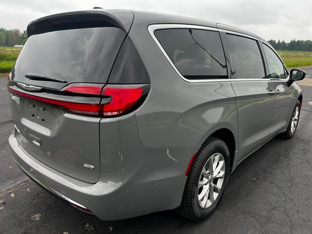 2025 Chrysler Pacifica photo 3