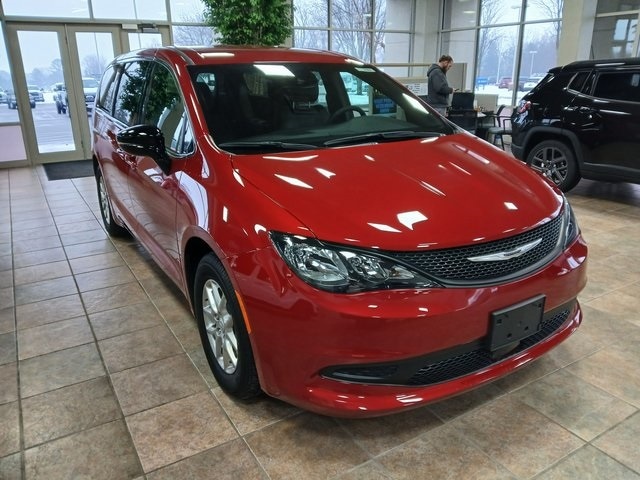 2025 Chrysler Voyager LX's photo