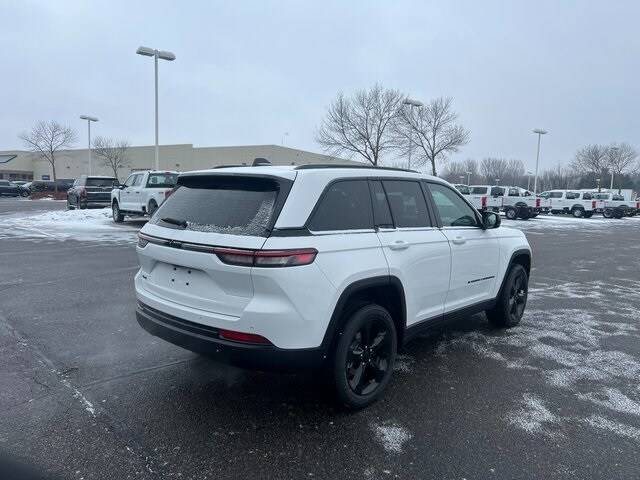 2025 Jeep Grand Cherokee Altitude photo 3