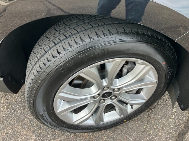 2024 Ford Edge Titanium photo 2