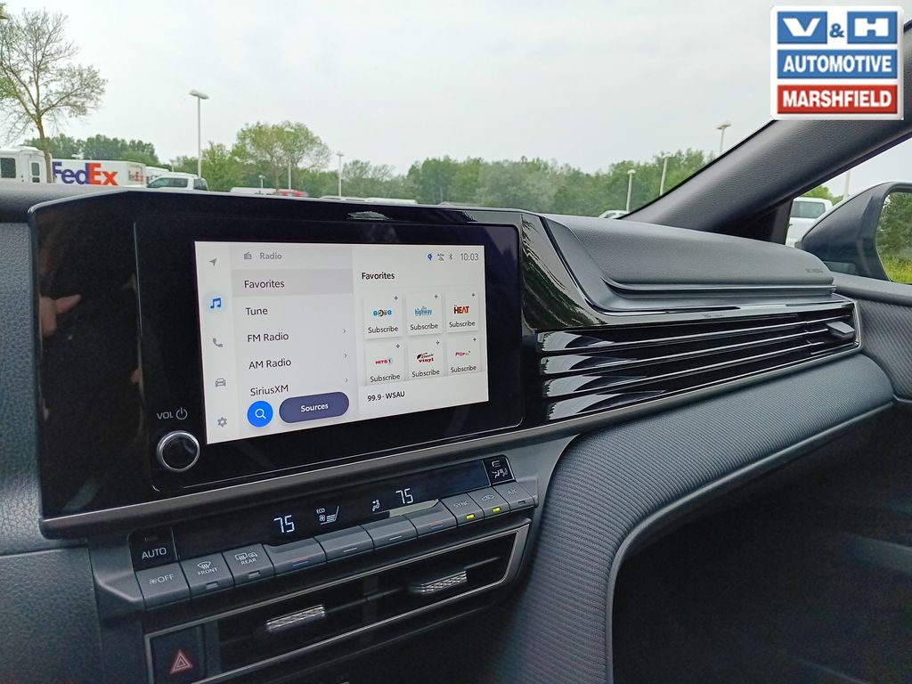2025 Toyota Camry SE - Photo 9
