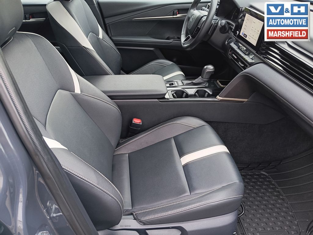 2025 Toyota Camry SE - Photo 16