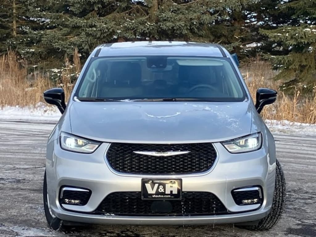 Used 2024 Chrysler Pacifica Touring L Minivan/Van