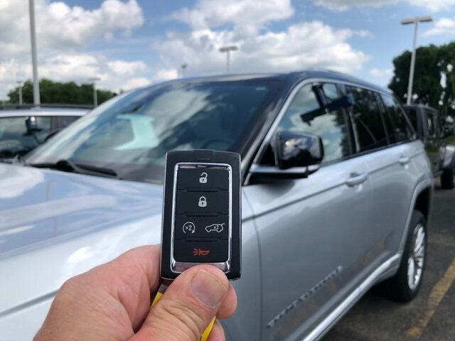 2022 Jeep Grand Cherokee Summit photo 3