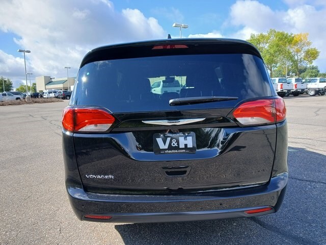 2026 Chrysler Voyager LX photo 4