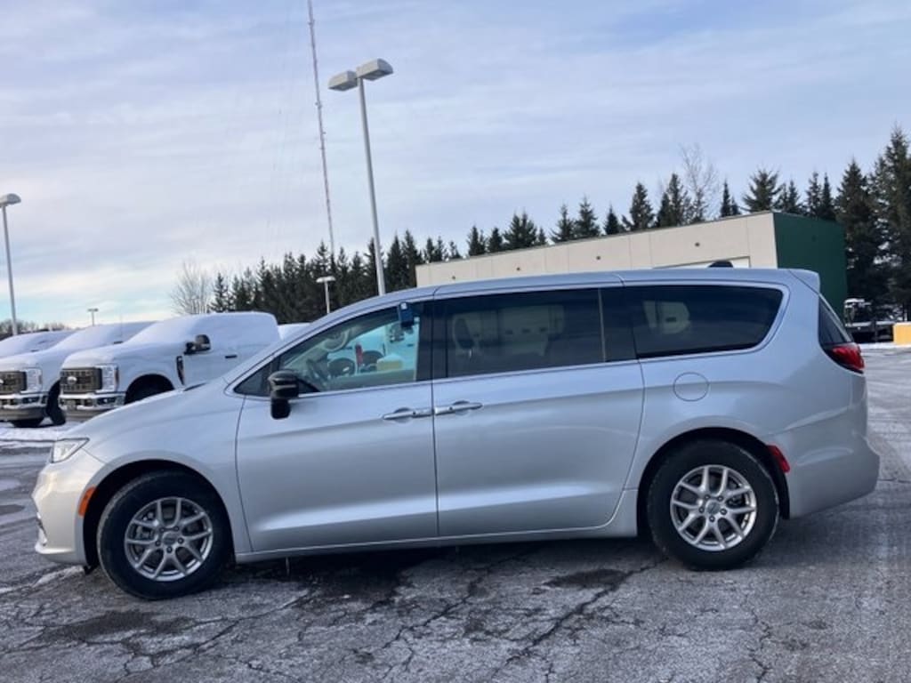 Used 2024 Chrysler Pacifica Touring L Minivan/Van