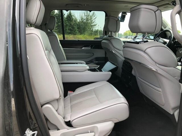 2023 Jeep Grand Wagoneer II photo 2