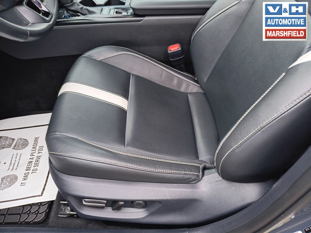 2025 Toyota Camry SE - Photo 15