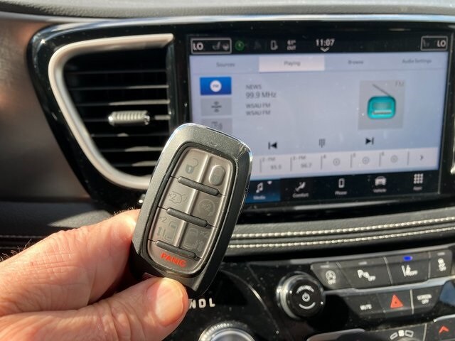 2024 Chrysler Pacifica Touring L photo 2
