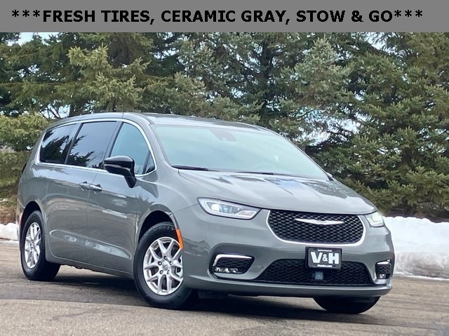 2025 Chrysler Pacifica Select's photo