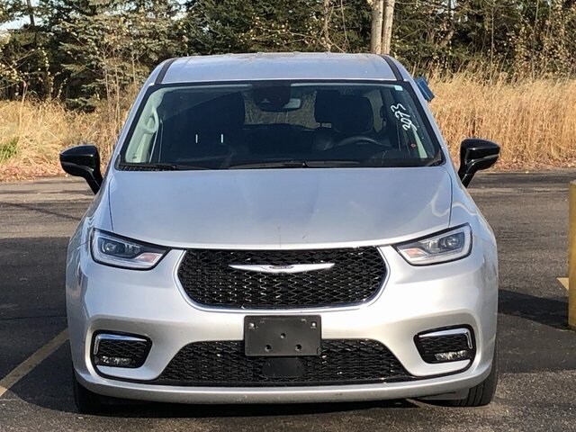 2024 Chrysler Pacifica Touring L photo 2