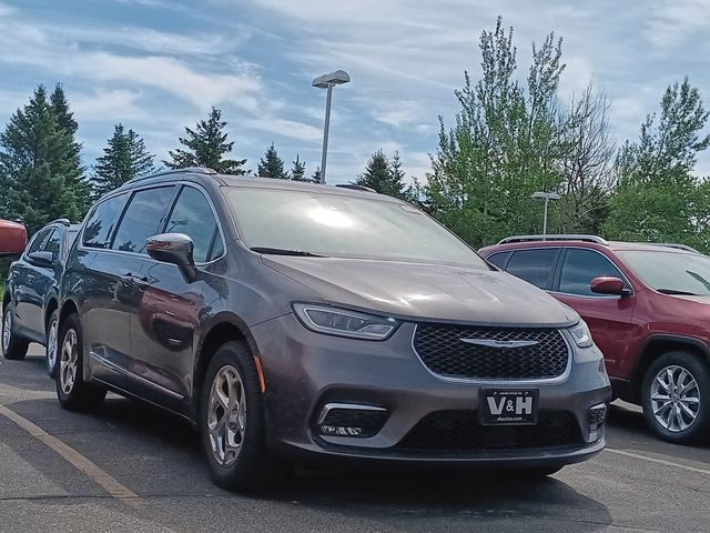 2021 Chrysler Pacifica Limited's photo
