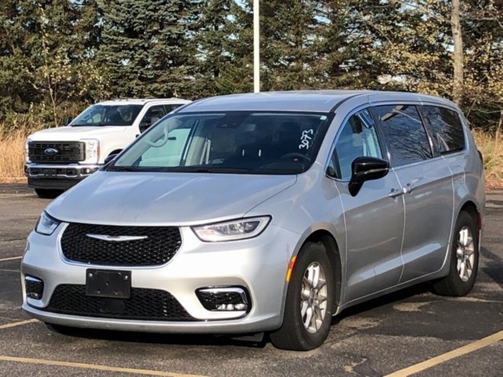 Used 2024 Chrysler Pacifica Touring L Minivan/Van