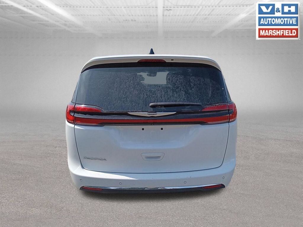 Used 2024 Chrysler Pacifica Touring L Minivan/Van