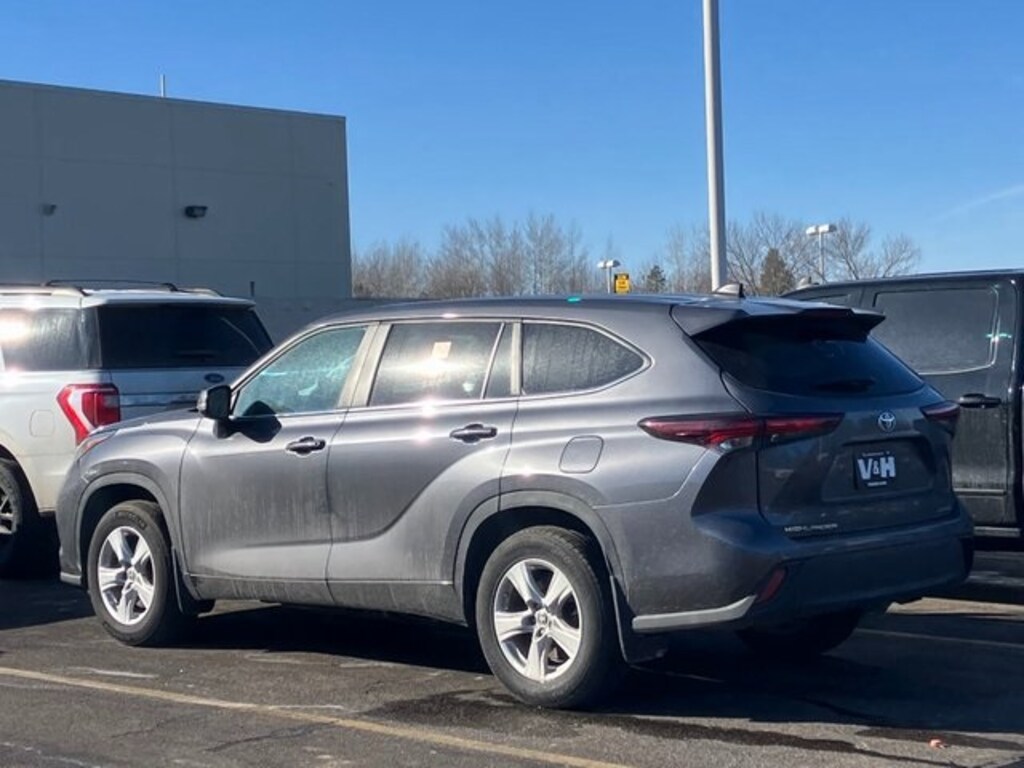 Used 2024 Toyota Highlander LE SUV