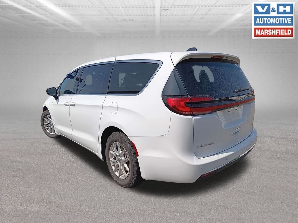 Used 2024 Chrysler Pacifica Touring L Minivan/Van