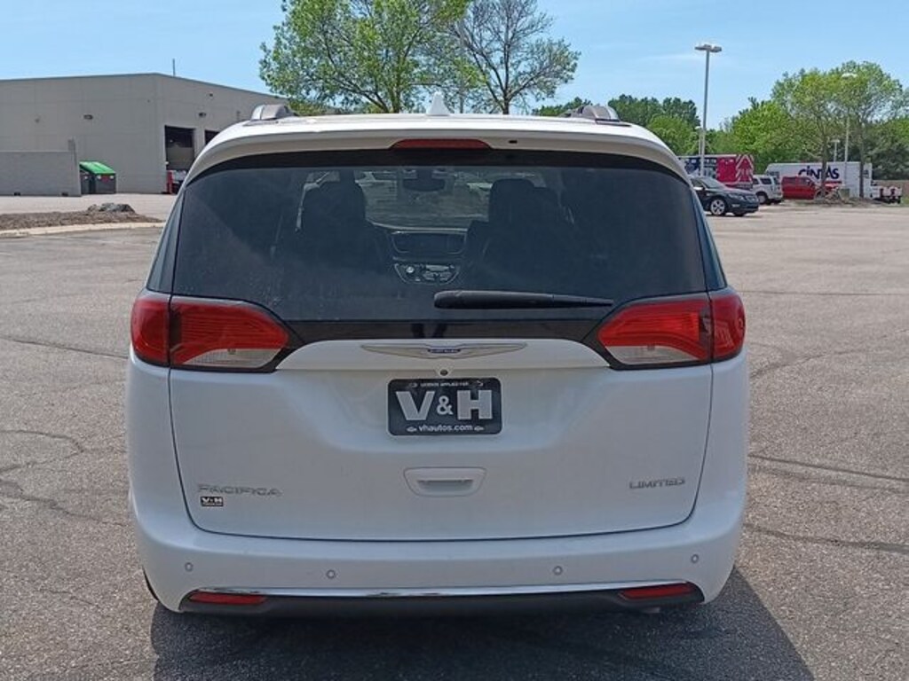 Used 2018 Chrysler Pacifica Limited Minivan/Van