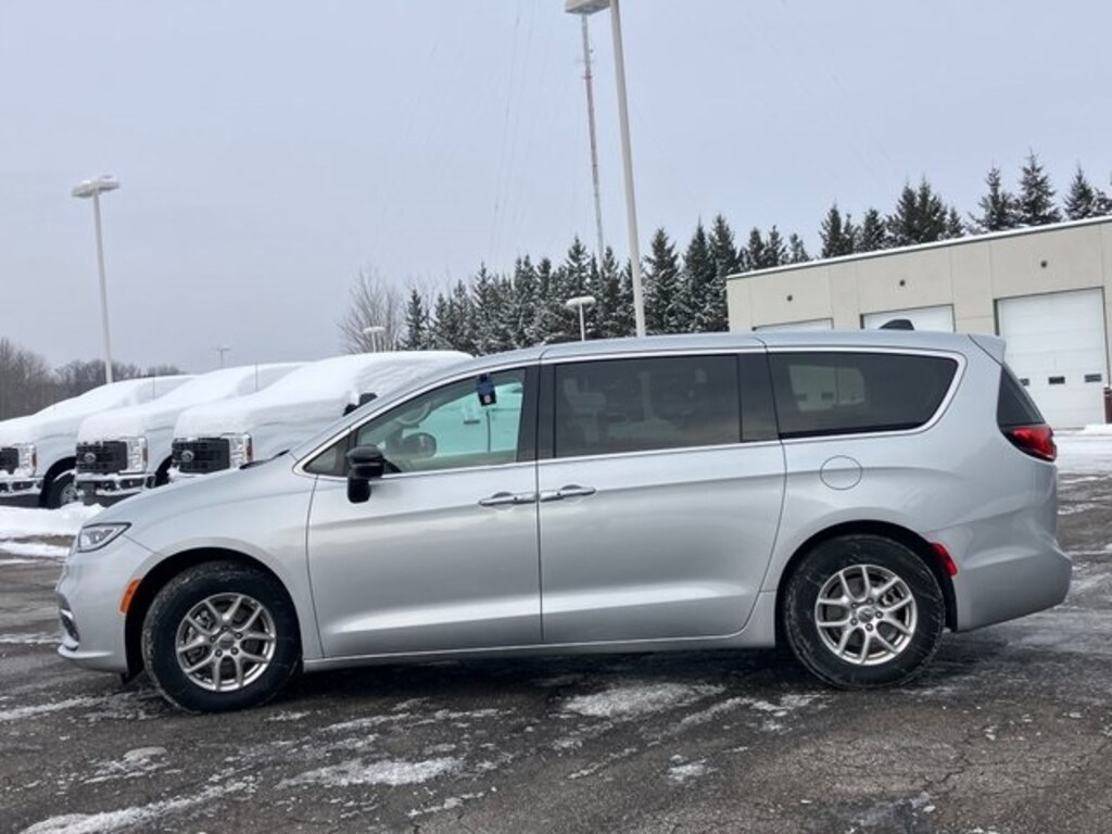 Used 2024 Chrysler Pacifica Touring L Minivan/Van
