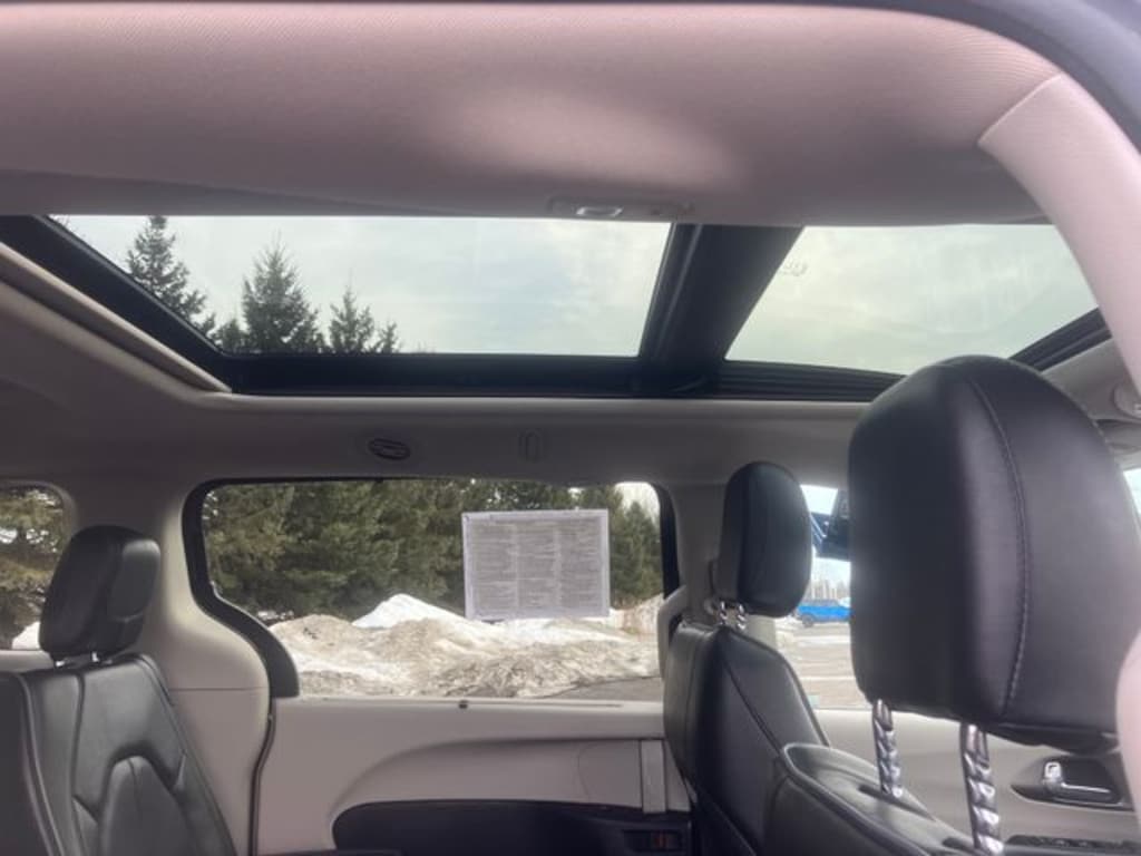Used 2019 Chrysler Pacifica Limited Minivan/Van