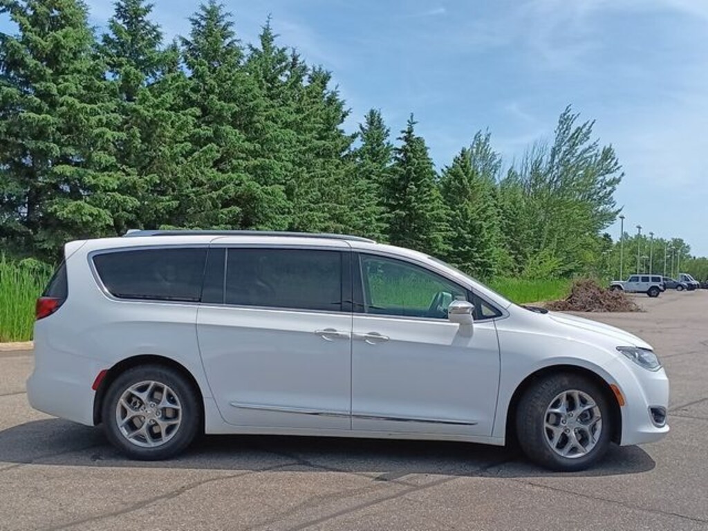 Used 2018 Chrysler Pacifica Limited Minivan/Van