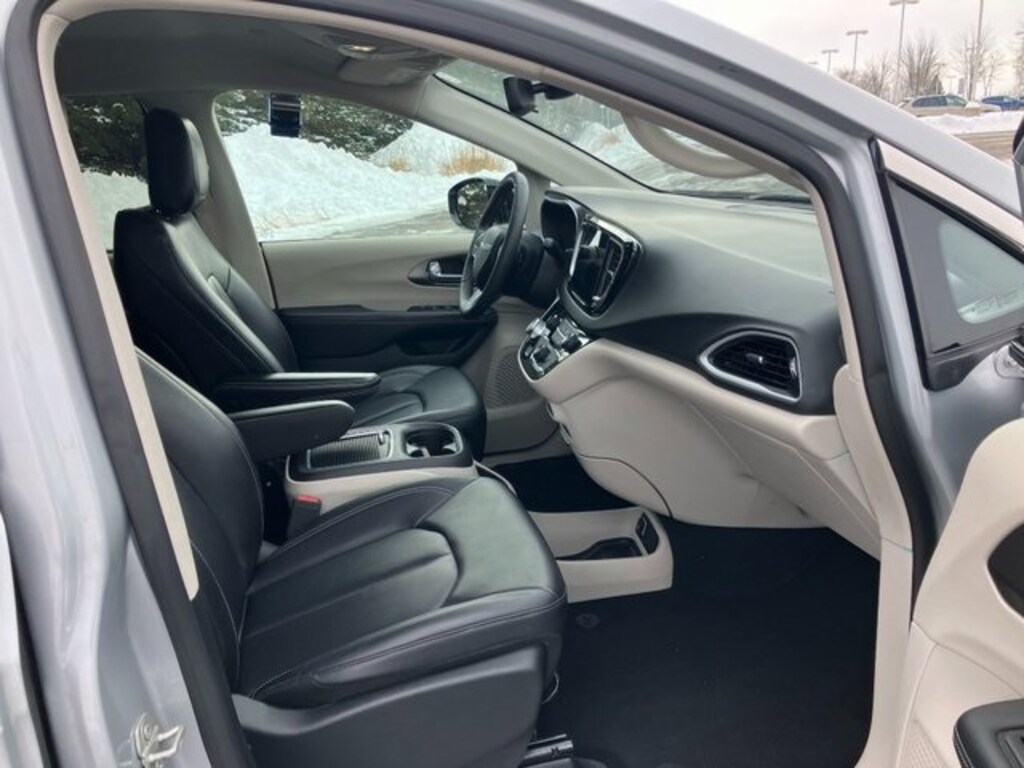 Used 2024 Chrysler Pacifica Touring L Minivan/Van