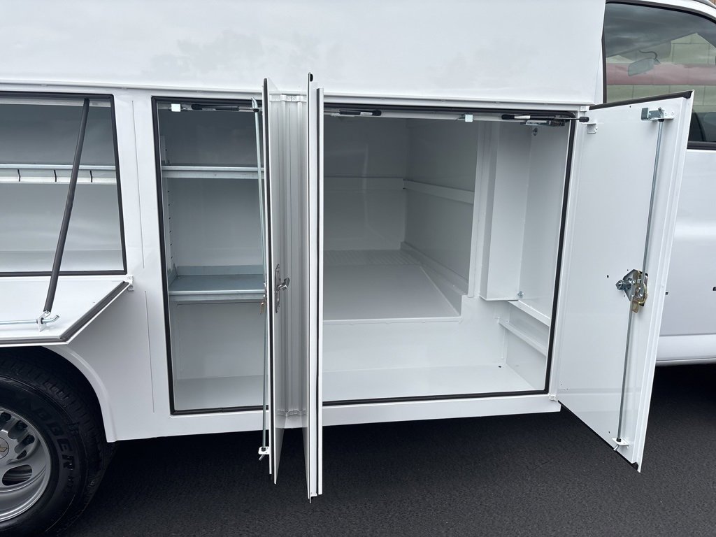 2024 Chevrolet Express Cutaway 3500 photo 4