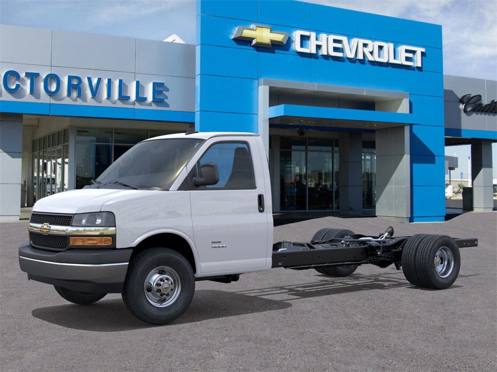 2025 Chevrolet Express Cutaway photo 2