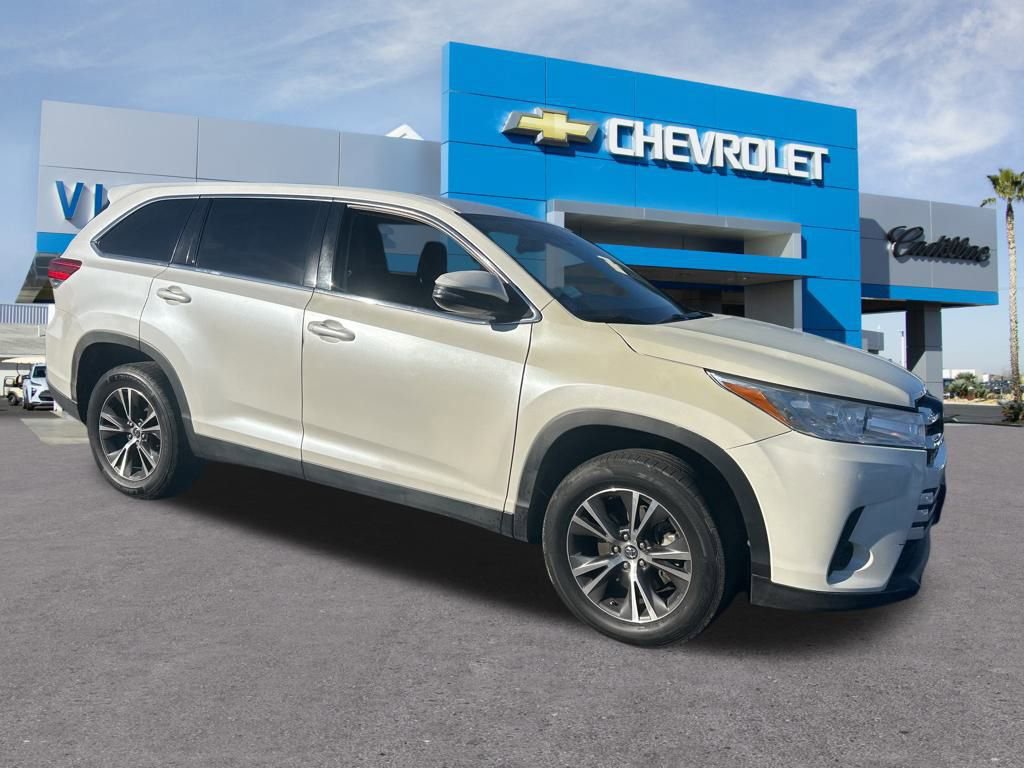 2019 Toyota Highlander LE photo 3