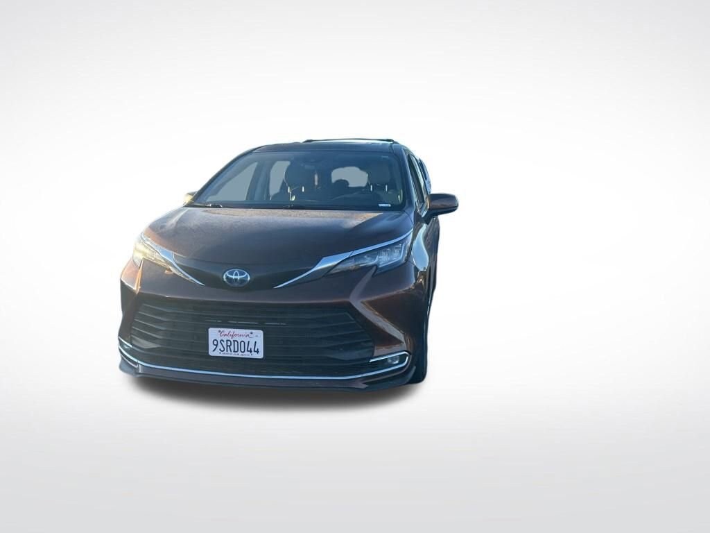 2021 Toyota Sienna XLE photo 3