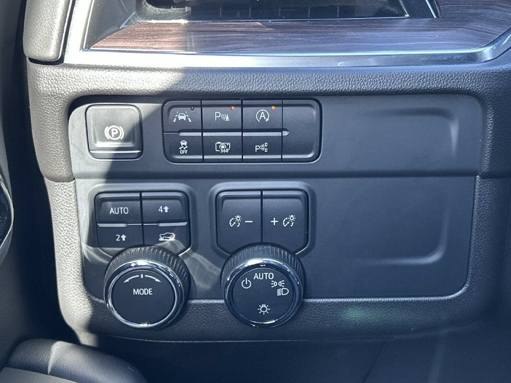 2025 Chevrolet Suburban LT - Photo 15