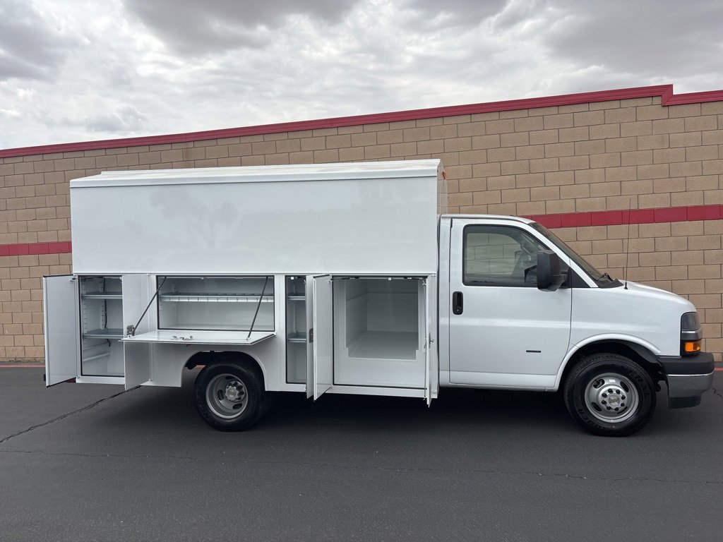 2024 Chevrolet Express Cutaway 3500 photo 3