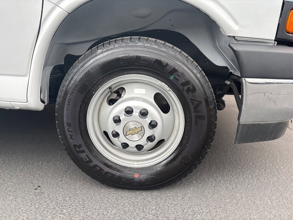 2024 Chevrolet Express Cutaway 3500 photo 2