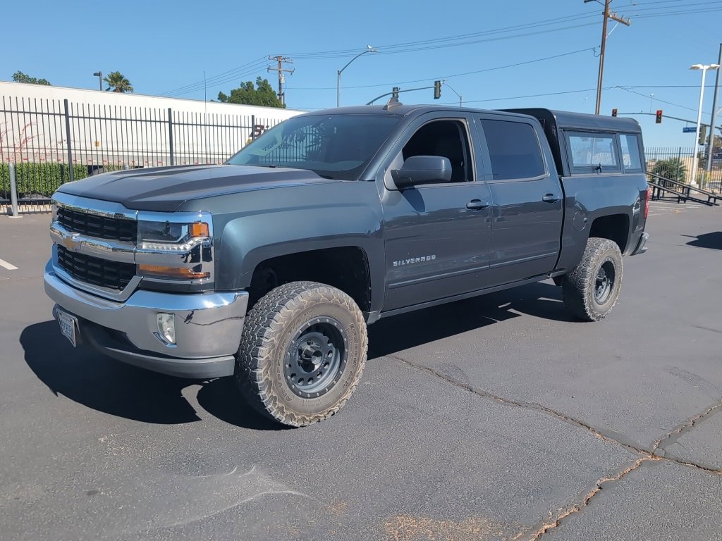 Used 2018 Chevrolet Silverado 1500 LT with VIN 3GCPCREC8JG475180 for sale in Victorville, CA