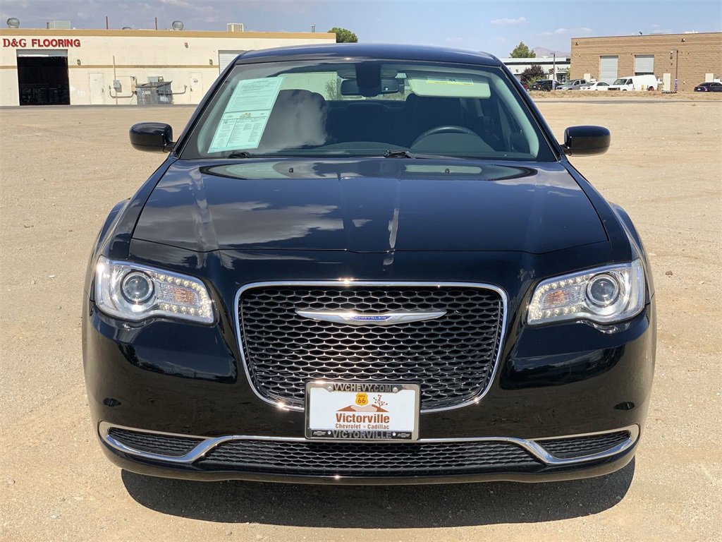 2018 Chrysler 300 Touring photo 2