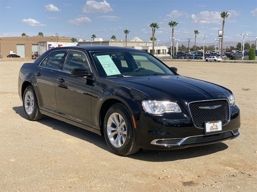 2018 Chrysler 300 Touring photo 3