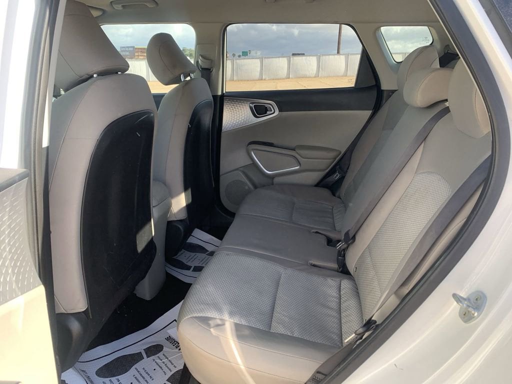 2021 Kia Soul LX - Photo 23