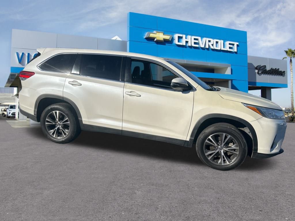 2019 Toyota Highlander LE photo 4