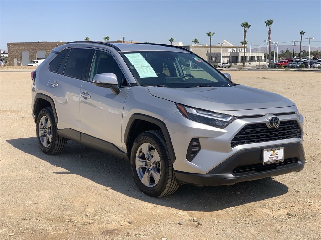 2022 Toyota RAV4 XLE photo 2