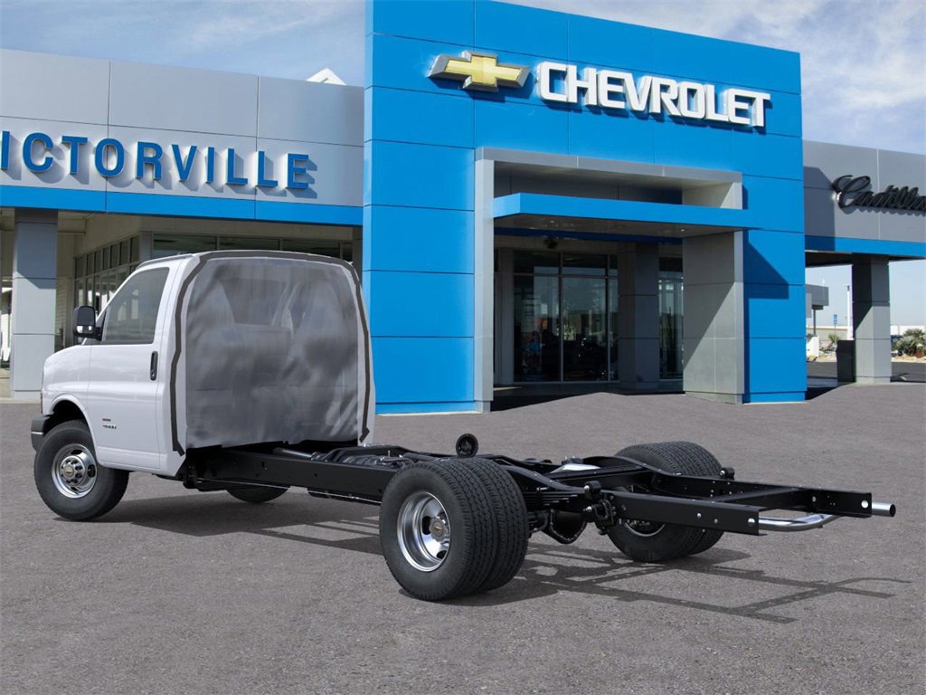 2025 Chevrolet Express Cutaway photo 3