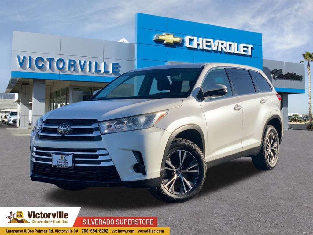 2019 Toyota Highlander LE's photo